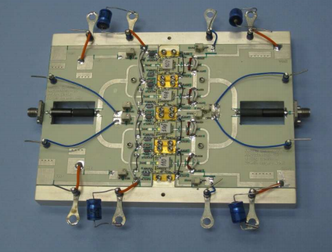 超寬帶，高功率，高效率的GaN放大器